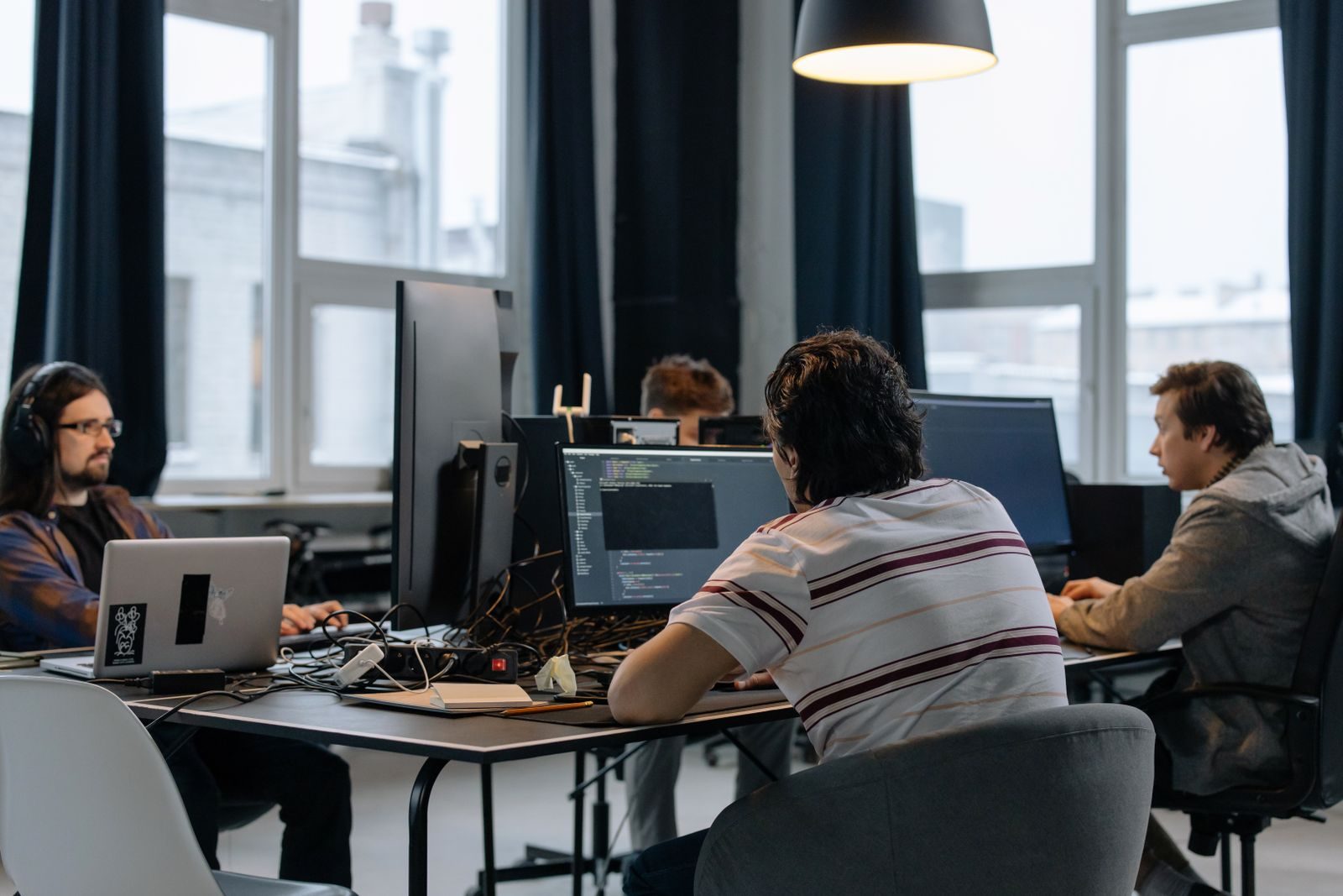 Ein Softwareteam bei der Arbeit an seinen Schreibtischen im Büro
